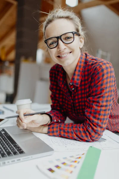 Mujer Rubia Planeando Expansión Loft — Foto de Stock