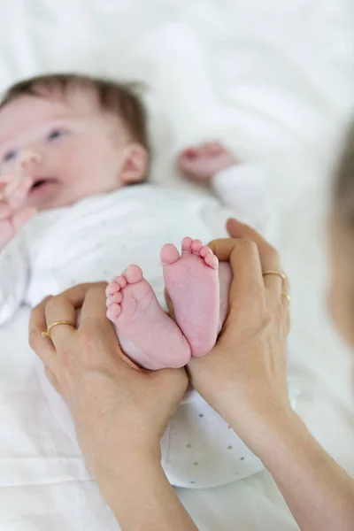 Masowanie Nóg Maleństwo Rąk Matki — Zdjęcie stockowe