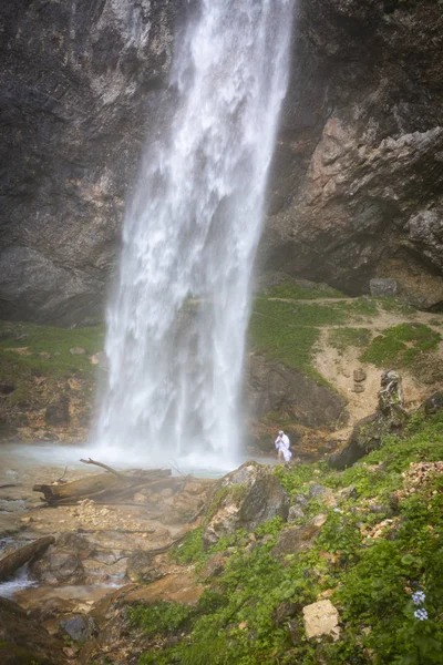 Homem Europeu Roupão Japonês Fazendo Cerimônia Grande Cachoeira Áustria — Fotografia de Stock