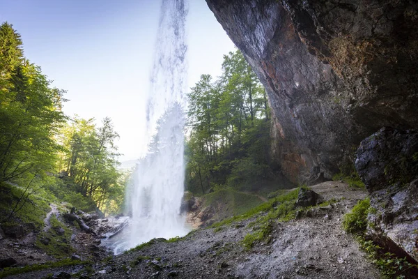 巨大な滝の美しい景色は オーストリアの Wildensteiner と呼ばれる — ストック写真