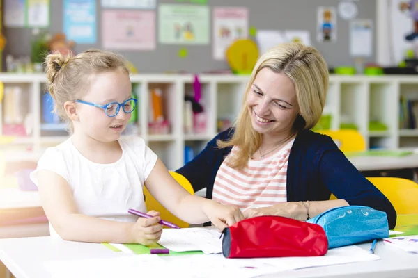 Escuela Una Profesora Guapa Ayuda Estudiante Aprender — Foto de Stock