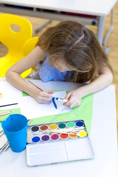 Escuela Una Guapa Estudiante Está Dibujando Lecciones Pintura — Foto de Stock