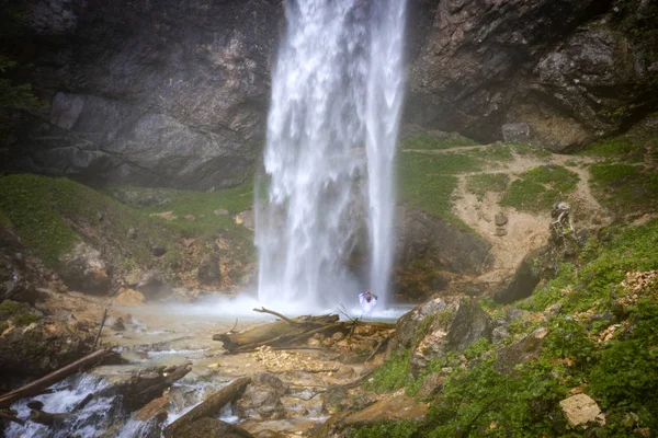 Homem Europeu Roupão Japonês Fazendo Cerimônia Grande Cachoeira Áustria — Fotografia de Stock