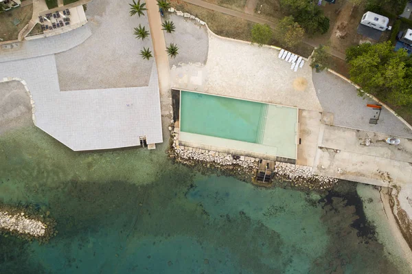 Yüzme Havuzu deniz kıyısı üzerinde havadan görünümü