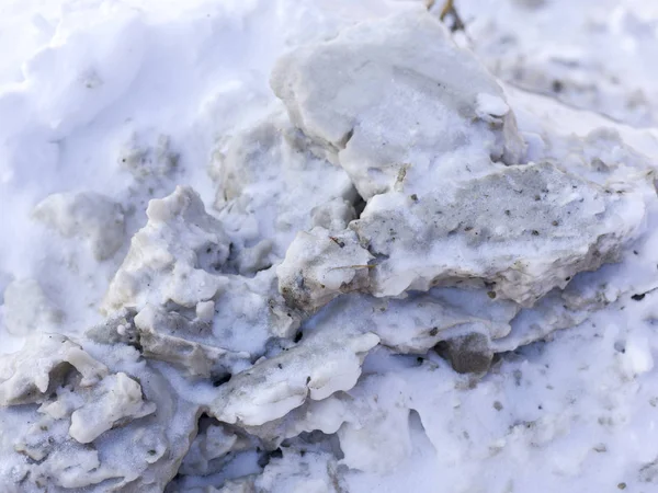 Beyaz Kar Arka Plan Gri Kirli Buz Dilimleri — Stok fotoğraf