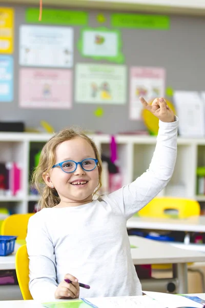 Escola Feliz Aluno Levantando Mão Sala Aula — Fotografia de Stock