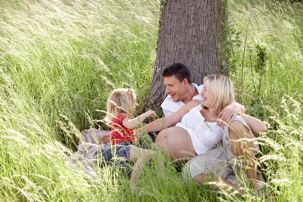 Marito Felice Moglie Incinta Con Figlia Divertirsi Rilassarsi Insieme Nel — Foto Stock