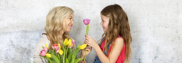 Filha Parabenizando Mãe Com Buquê Flores Coloridas Conceito Dia Mãe — Fotografia de Stock