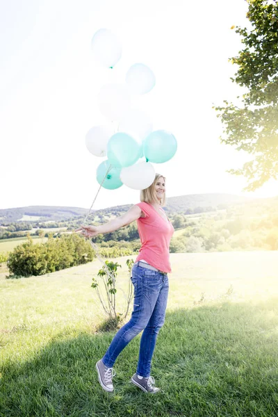 Mujer Feliz Con Globos Divirtiéndose Prado Verano Día Soleado —  Fotos de Stock