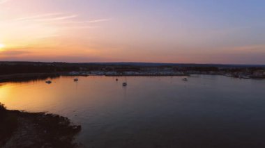 gündoğumu, Novigrad içinde yat limanının havadan görünümü