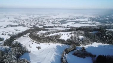 erken kış sabahı karla kaplı alanlar ve şehir havadan görünümü 