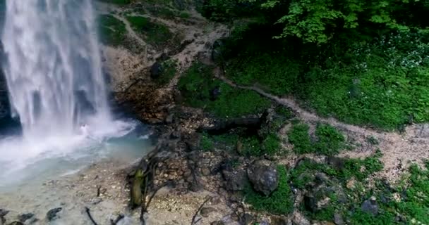 Hombre Europeo Con Bata Japonesa Haciendo Ceremonia Great Waterfall Austria — Vídeo de stock