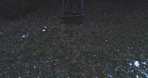 vue pittoresque sur la clairière enneigée parmi la forêt printanière  