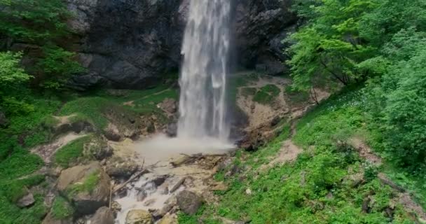 飞越巨型瀑布的无人机飞越奥地利的 Wildensteiner — 图库视频影像