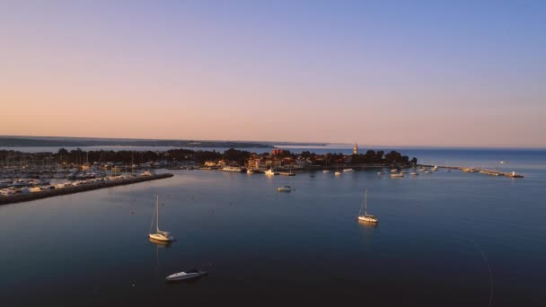 Flygfoto Över Yacht Harbor Novigrad Vid Soluppgången — Stockvideo