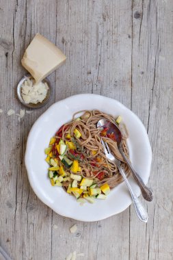 Beyaz plaka üzerinde hizmet veren sebzeli spagetti bölümünü yakın çekim 