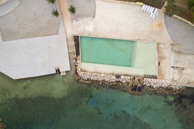 Yüzme Havuzu deniz kıyısı üzerinde havadan görünümü