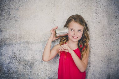 sarışın güzel kız kablolu telefon yapılmış konuşurken beton duvar arka plan üzerinde olabilir