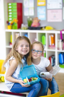 Okulda öğrenciler sağlıklı atıştırmalıklarını kendileri hazırlarlar.