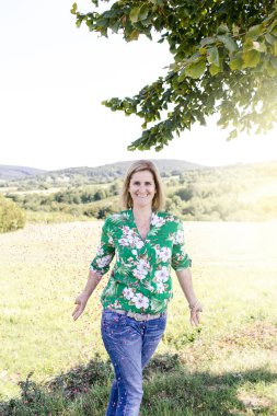 Mutlu memnun kadın yaz güneşli gün çayır konfeti atma