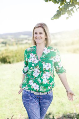 Mutlu memnun kadın yaz güneşli gün çayır konfeti atma