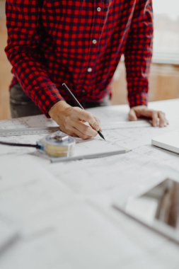 kural ve kalem masada, dizüstü ve tablet pc ile otururken loft projede çalışan kadın ile yakın çekim  