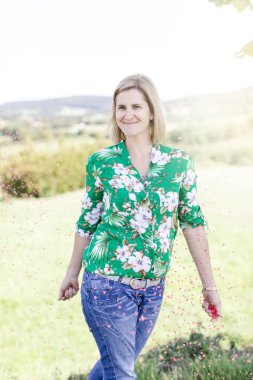 Mutlu memnun kadın yaz güneşli gün çayır konfeti atma