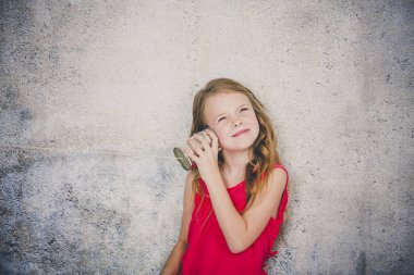 sarışın güzel kız kablolu telefon yapılmış konuşurken beton duvar arka plan üzerinde olabilir