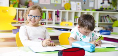 Güzel çocuklar okulda eğlenirken sınıfta öğreniyorlar.