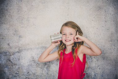 sarışın güzel kız kablolu telefon yapılmış konuşurken beton duvar arka plan üzerinde olabilir