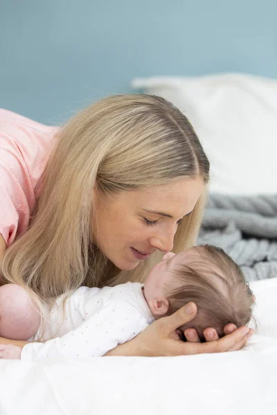 Молода Красива Блондинка Мати Рожевою Сорочкою Обмінюється Дитиною Ліжку — стокове фото