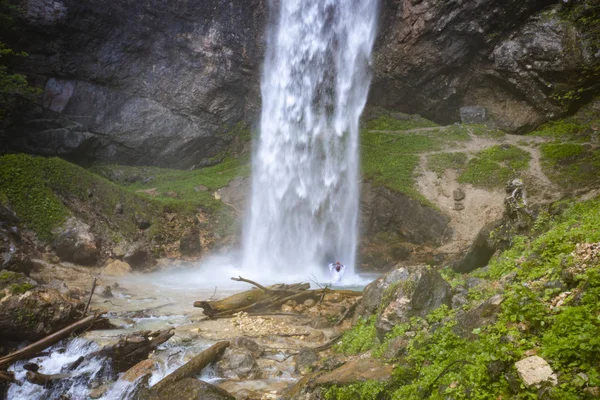 Hombre Europeo Con Bata Japonesa Haciendo Ceremonia Great Waterfall Austria — Foto de Stock