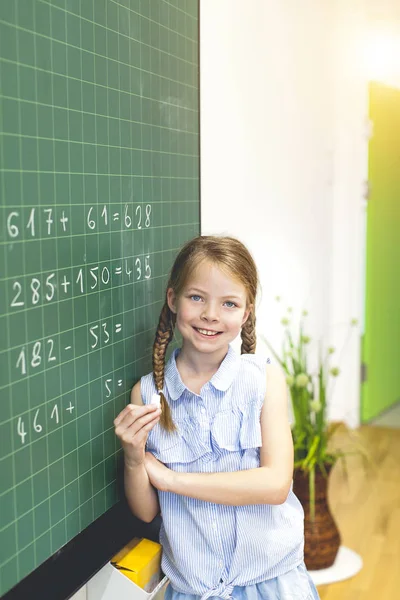 Bela Menina Está Contando Com Quadro Negro Sala Aula — Fotografia de Stock