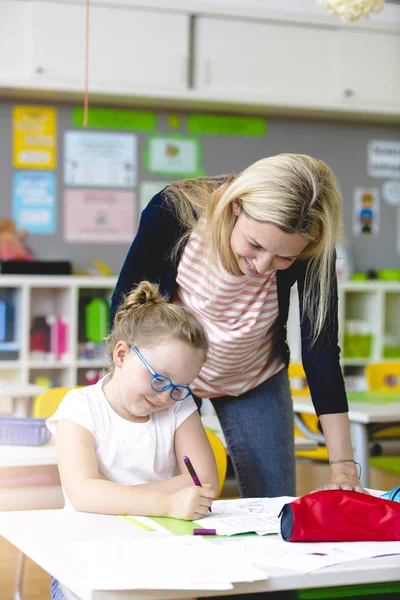 Der Schule Schöne Lehrerin Hilft Ihrem Schüler Lernen — Stockfoto