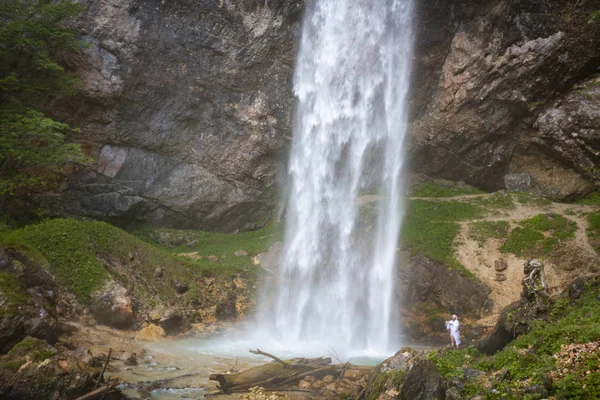 Homem Europeu Roupão Japonês Fazendo Cerimônia Grande Cachoeira Áustria — Fotografia de Stock