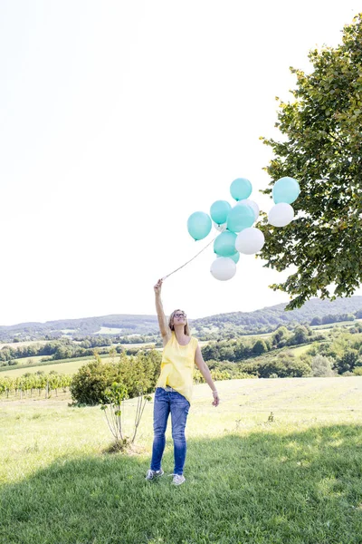 Glückliche Frau Mit Luftballons Die Bei Sommerlichem Sonnenschein Spaß Auf — Stockfoto