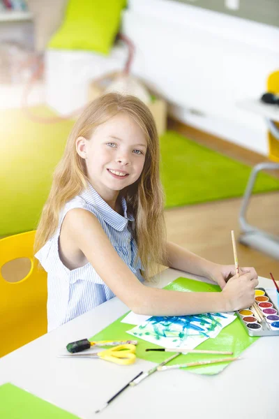 Okulda Güzel Kız Resim Derslerinde Resim Çiziyor — Stok fotoğraf