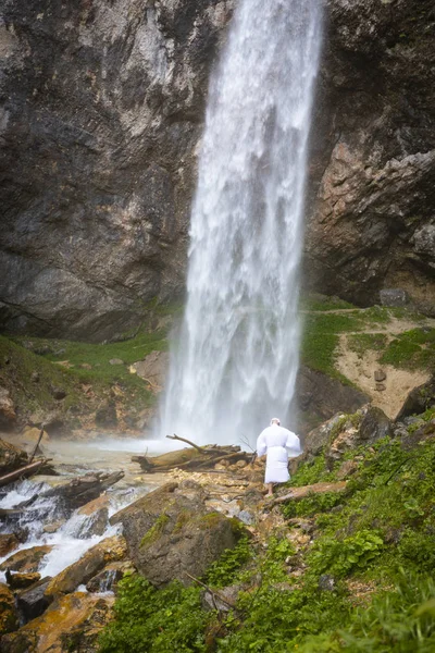 Homem Europeu Roupão Japonês Fazendo Cerimônia Grande Cachoeira Áustria — Fotografia de Stock