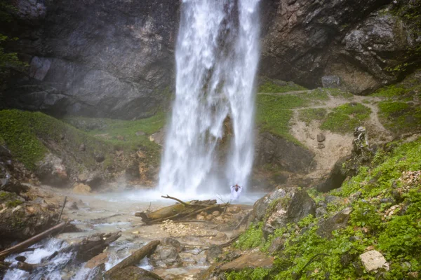 Hombre Europeo Con Bata Japonesa Haciendo Ceremonia Great Waterfall Austria — Foto de Stock