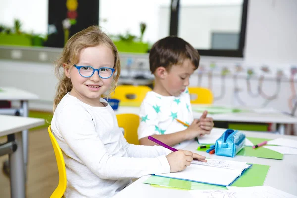 Belas Crianças Divertem Escola Enquanto Aprendem Sala Aula — Fotografia de Stock