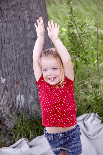 Красивая Маленькая Блондинка Стоящая Поднятыми Руками Покрывале Лугу — стоковое фото