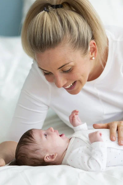 Beautiful Blond Woman White Shirt Cuddling Her Baby Daughter Bed — Stock Photo, Image