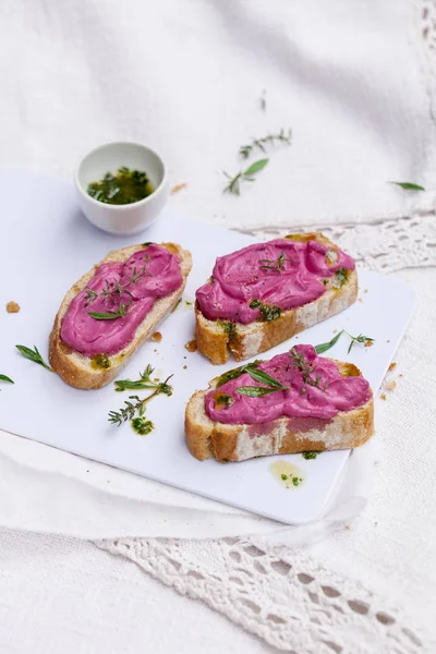 Yönetim Kurulu, yakın çekim kesme beyaz ekmek üzerinde yayılmış pancar 