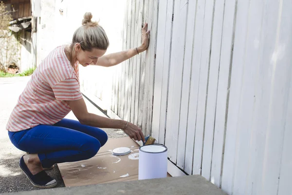 Young Beautiful Woman Painting White Color Fence Summer — Stock Photo, Image