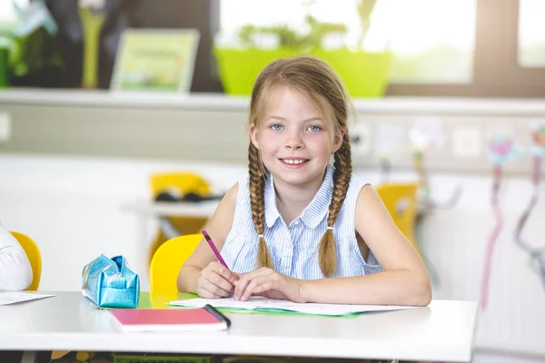 Школі Щаслива Шкільна Дитина Пише Блокноті Класі — стокове фото