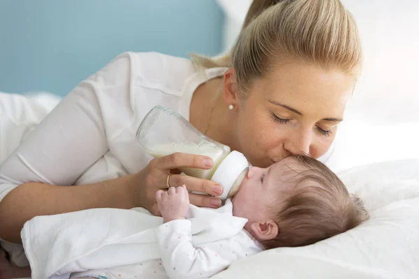 Young Beautiful Mother Feeding Her Cute Baby Daughter Small Bottle — Stock Photo, Image