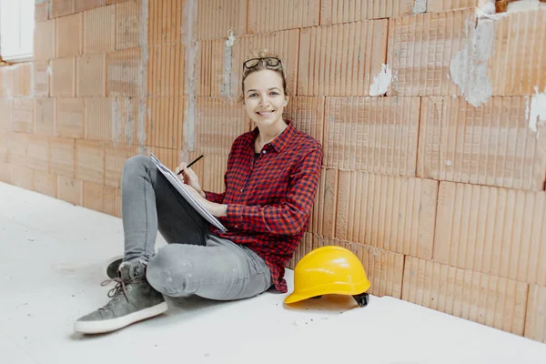 Attractive Young Female Architect Construction Site Notepad Yellow Helmet — Stock Photo, Image