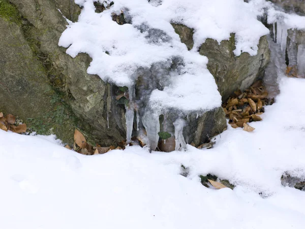 Сірий Камінь Вкритий Білим Снігом Льодом Крупним Планом — стокове фото