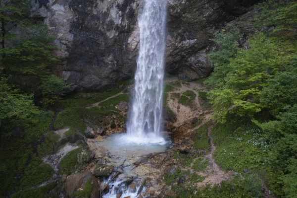 オーストリアの Wildensteiner 滝が巨大な滝の空撮と呼ばれる — ストック写真