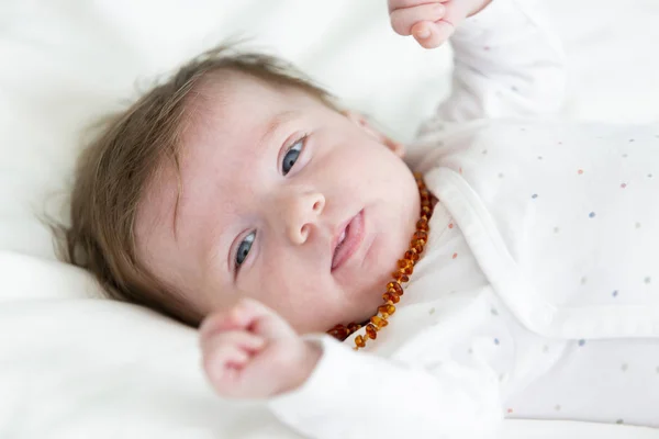 Meses Idade Lindo Bonito Bebê Com Colar Âmbar — Fotografia de Stock